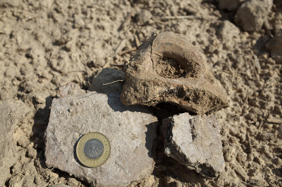 Okolice Bronocic, pomnik Praojcom i Archeologom