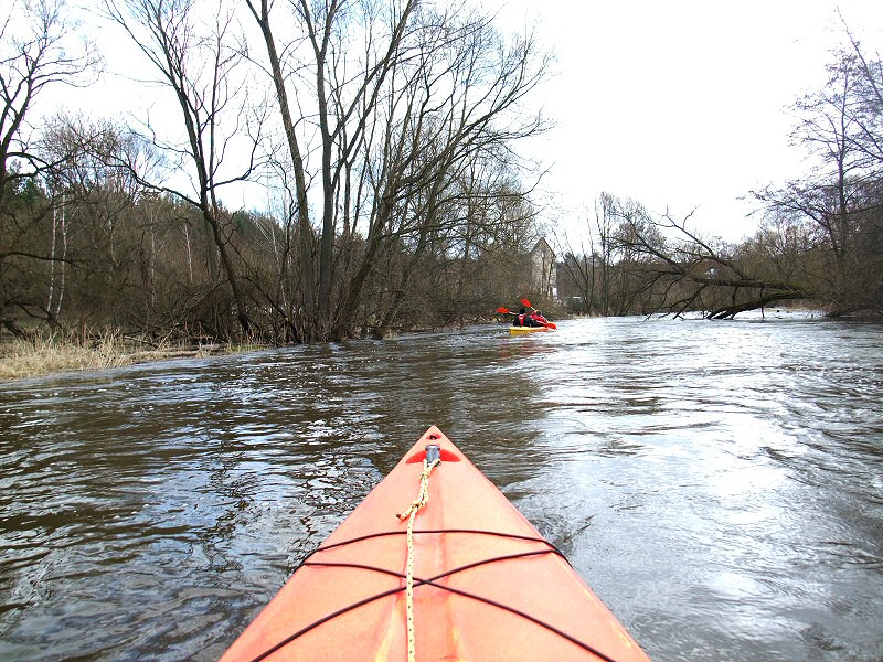 Wczesnowiosenny spływ kajakowy rzeką Liswartą