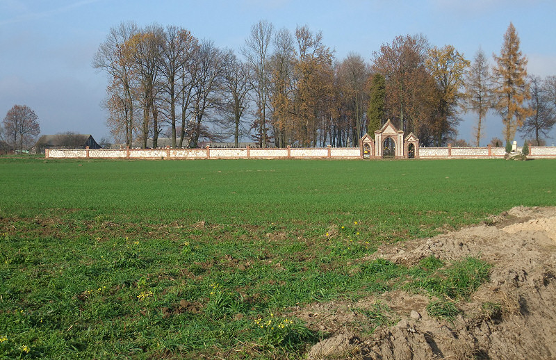 Staromiecie, mur cmentarny